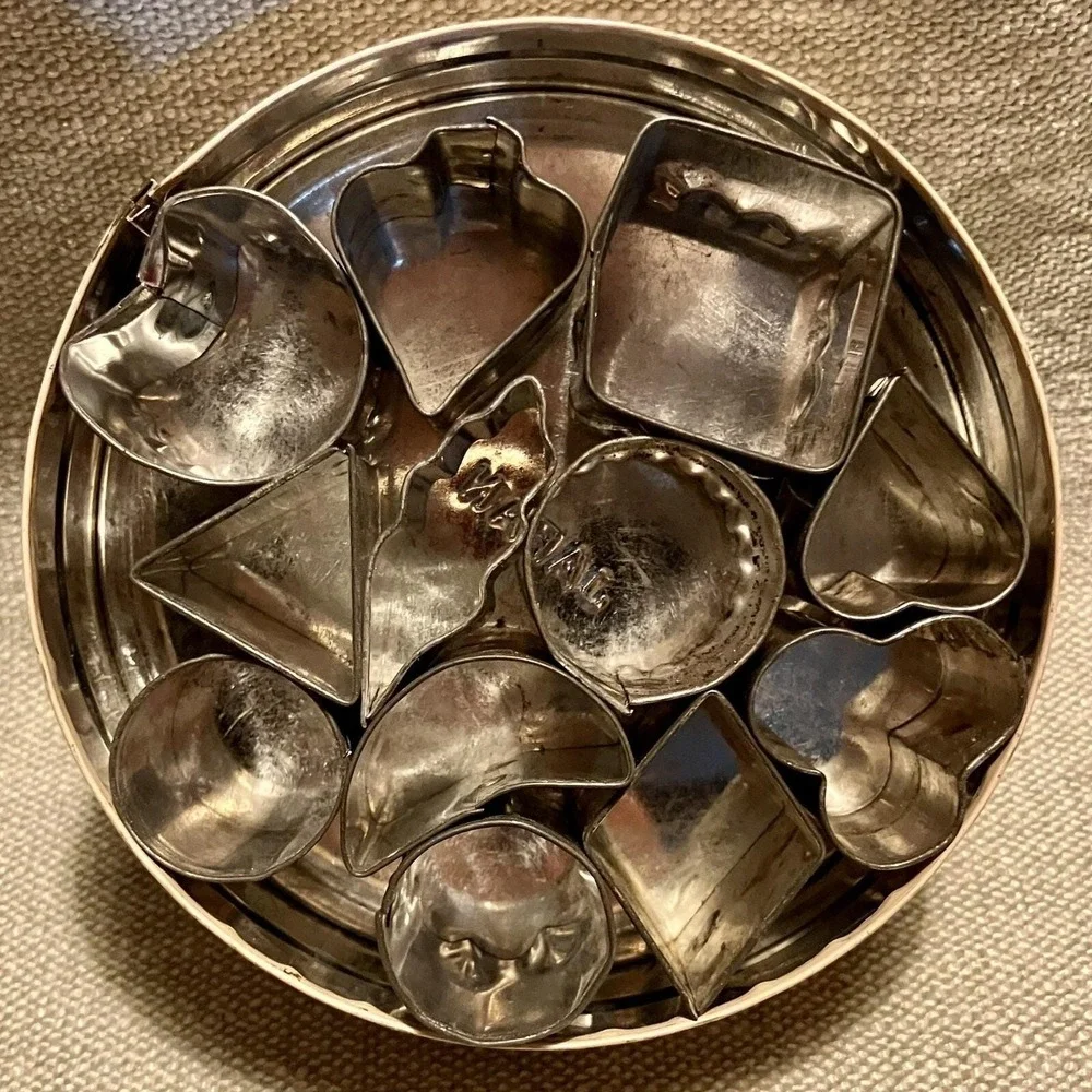 Vintage Canape Hors D'oeuvre Cutters Set 12 Piece Metal Tin Made in Japan Red